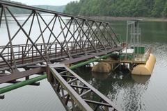 Železniční cisterny drží na hladině unikátní ponton. Kolísání Vranovské přehrady ho ale ničí