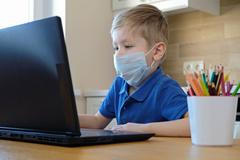 Dítě, rouška, škola, žák, třída, online výuka, domácí úkoly, domácí učení, žáci, rodiče, rodina
