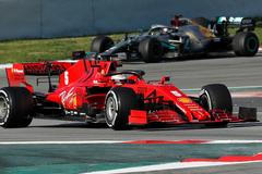 Sebastian Vettel ve Ferrari a Lewis Hamilton v Mercedese při testech F1 v Barceloně 2020