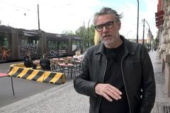 Předzahrádky na Smetanově nábřeží je nepovedná legrace. Architekt by ho zavřel úplně