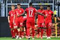 Fotbalisté Bayernu Mnichov slaví branku v zápase na hřišti Borussie Dortmund.