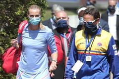 Nezvyklý pozdrav, rukavice a hvězdy v akci. Tenisový restart chtěl vidět i Krpálek