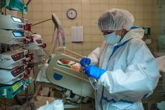 Tisíce nakažených denně, covid v Česku láme rekordy. Sledujte speciál DVTV