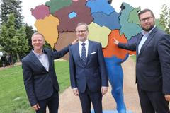 Předseda ODS Petr Fiala (uprostřed) při zahájení kampaně pro podzimní volby roku 2020. Mottem kampaně je věta "Postavíme Česko na nohy", čemuž odpovídal i symbol plastových nohou s jednotlivými kraji