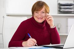 Učitelka - seniorka - počítač - stream - online výuka - digitalizace