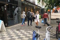 Lidé roušky stále nosí. Venku je ale mohou ode dneška odložit