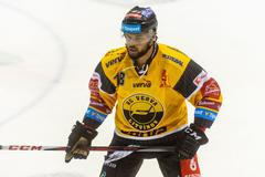 Kanadský obránce Akim Aliu v dresu Litvínova (hokejová extraliga 2019/20)