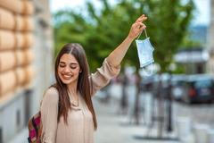 rouška konec roušek zrušení ilustrační