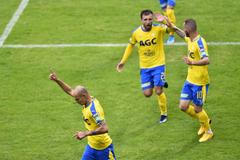 Hráči Teplic se radují z prvního gólu, který dal Tomáš Kučera (vlevo) v zápase 23. kola první ligy Teplice - Liberec.