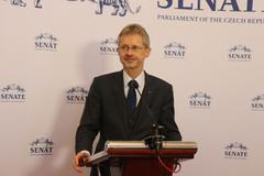 Brífink předsedy Senátu Miloše Vystrčila. Je prezident schopný vykonávat úřad?