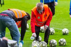 Dezinfekce míče v zápase 23. kola první ligy Teplice - Liberec.