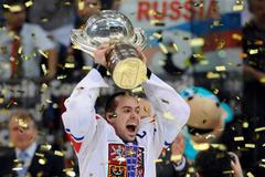 Finále MS 2010 v hokeji, Česko - Rusko: Tomáš Rolinek s pohárem mistrů světa