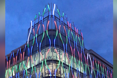 Nový dům na Václavském náměstí bliká do dáli