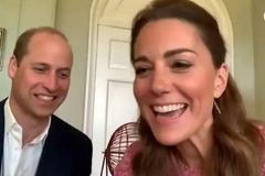 William a Kate hrají se seniory virtuální bingo