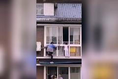Číňan vyšplhal do pátého patra a zachránil šestiletou dívku uvízlou na římse