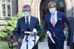 Premiér Andrej Babiš a ministr zdravotnictví Adam Vojtěch 21. května 2020