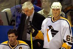 NHL 2000/2001: Ivan Hlinka na střídačce Pittsburghu s Jaromírem Jágrem a Mariem Lemieuxem