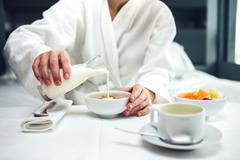 Ilustrační snímek / Hotel / Hotelový pokoj / Snídaně / iStock