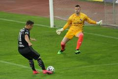 Stanislav Tecl ze Slavie, brankář Ostravy Jan Laštůvka v zápase 1. kola nadstavby  F:L Baník - Slavia