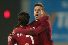 FORTUNA:LIGA 2018/19, Sparta - Baník: Sparťané se radují po gólu na 2:1 (zády David Moberg Karlsson, vpravo Michal Sáček).