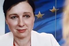 Děsí mě, že lehce věříme manipulativním lžím, musíme začít každý u sebe, říká Jourová