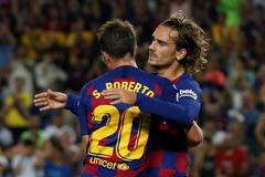 2. kolo španělské La Ligy 2019/20, FC Barcelona - Betis Sevilla: Antoine Griezmann a Sergi Roberto slaví gól v síti Betisu.