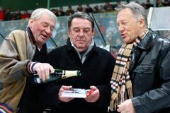 Jaroslav Holík (vlevo), Jan Suchý a Jiří Holík křtí Suchého biografii