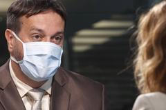 Lidé, kteří nenosí roušky, jsou sami proti sobě. Nemáme zdaleka vyhráno, říká Maďar