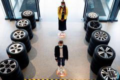 Fotogalerie / Udržování sociální distance v práci. Pohled do zahraničí / Reuters