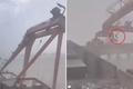 10tunový jeřáb ve východní Číně svrhnul do moře silný vítr