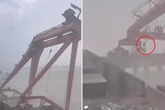 10tunový jeřáb ve východní Číně svrhnul do moře silný vítr