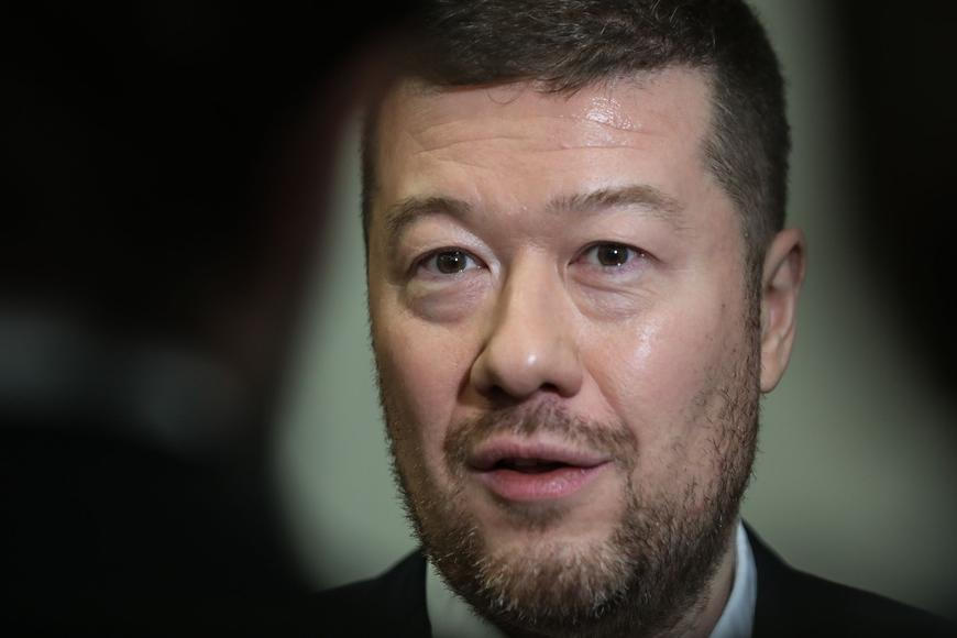 SPD "umlčela" vlastního ministra. Ale novináři dostihli Okamuru na schodišti