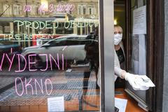 Restaurace a nouzový stav - koronavirus, výdejní okna, hospoda, jídlo
