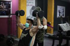 fitness posilovna koronavirus ilustrační