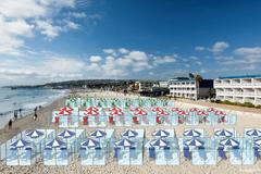 Itálie pláž lehátko plastová ohrada zeď ochrana koronavirus