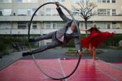 V pražských vnitroblocích baví uvězněné lidi pouliční umělci