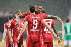 32. kolo německé fotbalové ligy 2019/20, Brémy - Bayern Mnichov: Robert Lewandowski a Jerome Boateng oslavují gól Bayernu