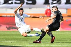 Marek Suchý z Augsburgu (5) v souboji z hráčem Wolfsburgu Joao Victorem