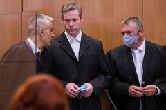 Stephan Ernst (uprostřed), obžalovaný z vraždy Waltera Lübckeho.