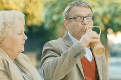 Volební spot Lubomíra Zaorálka. Politik popijí s důchodkyní na lavičce