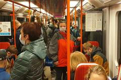 Metro v úterý po Velikonocích bylo plné lidí. Rady odborníků jsou marné