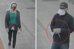 Nové záběry. Muž brutálně napadá s nožem mladé ženy v Praze, tahle mu unikla