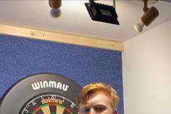 Český šipkař Adam Gawlas u svého domácího terče