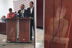 Nicnetušící komunisté řečnili ve sněmovně. Před nohy jim promítali Miladu Horákovou