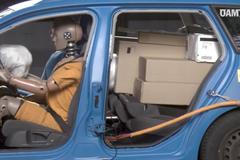 Crash test se špatně a správně upevněným nákladem