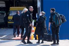 Řecko - turisté - policista - koronavirus