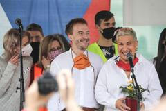 Demonstrace Milion chvilek pro demokracii - roušky, rozestupy, Andrej Babiš