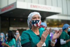 Roušky Amerika potlesk zdravotníkům