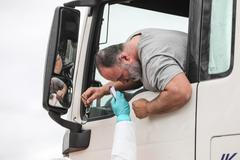 Koronavir - hraniční kontrola s Rakouskem, celníci, hasiči, měření teploty, maska, řidiči