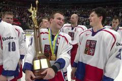 Robert Reichel s pohárem a Martin Procházka slaví české vítězství na hokejovém MS 2000 v Petrohradu